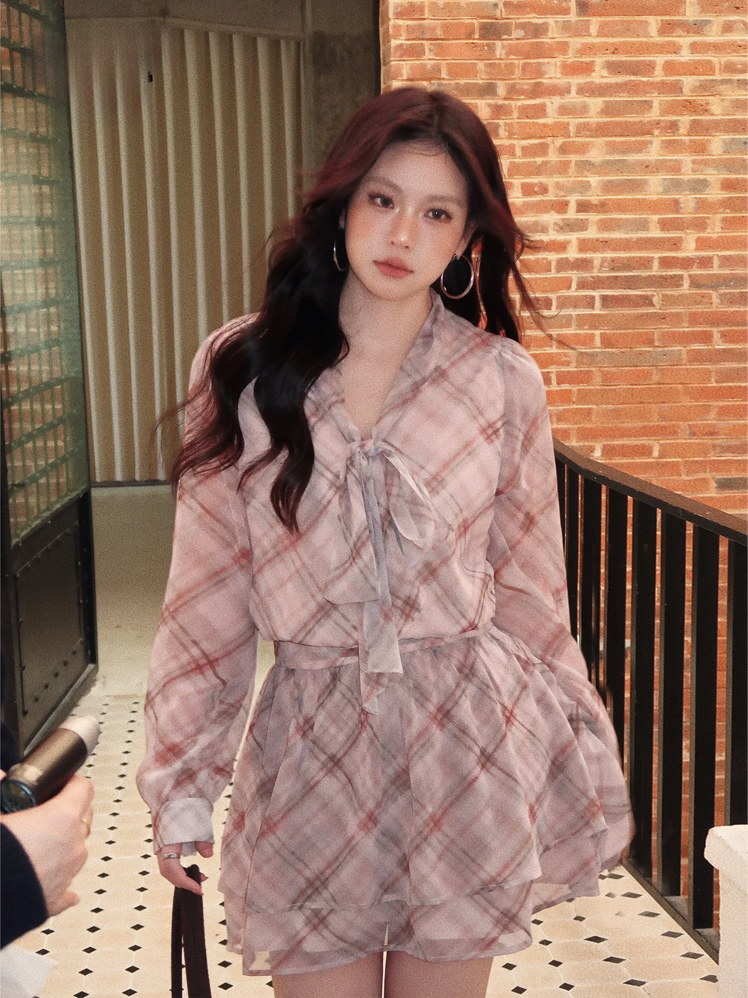 

Корейское женское платье больших размеров для похудения с поясом, в клетку, с завышенной талией, длинными рукавами, юбкой-трапецией и V-образным вырезом