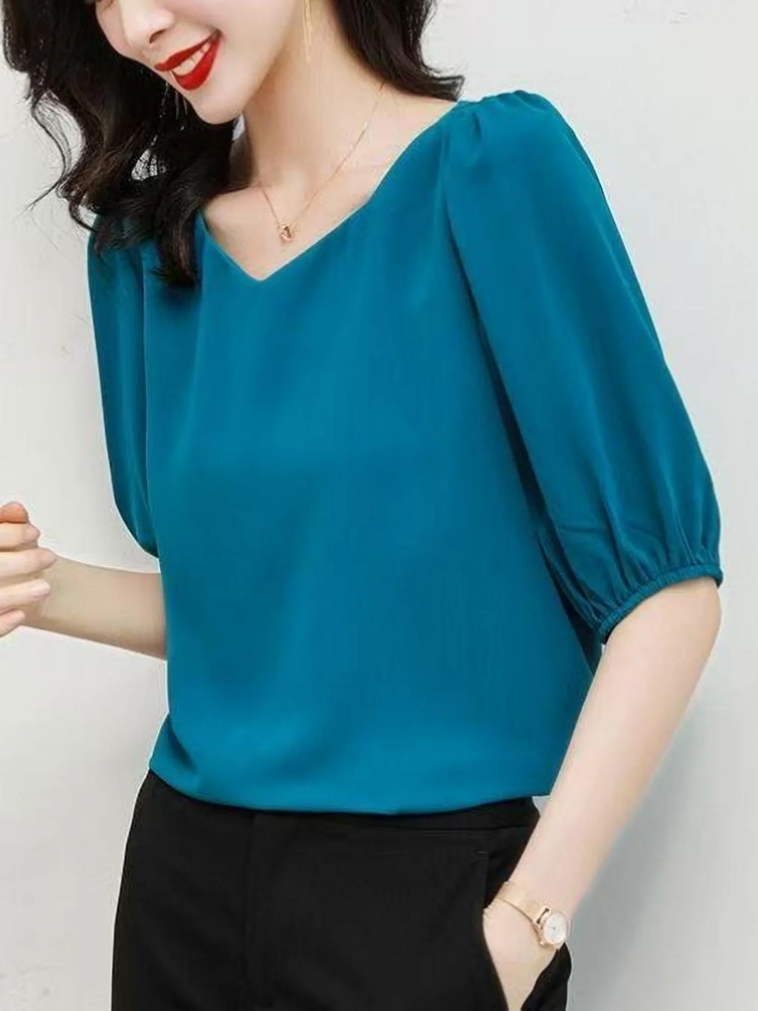 V-neck chiffon blouse, women's short-sleeved 2025 new summer puffed-sleeve top, loose and flattering mid-sleeved