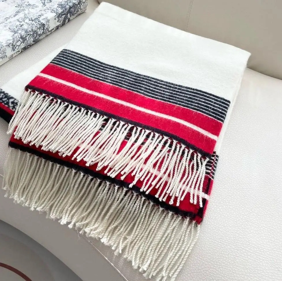 الإكسسوارات النسائية الجديدة والأوشحة وتدفئة الرقبة والشالات وهدايا العطلات جميعها مصنوعة يدويًا من قبل الفنانين الماهرين. #6