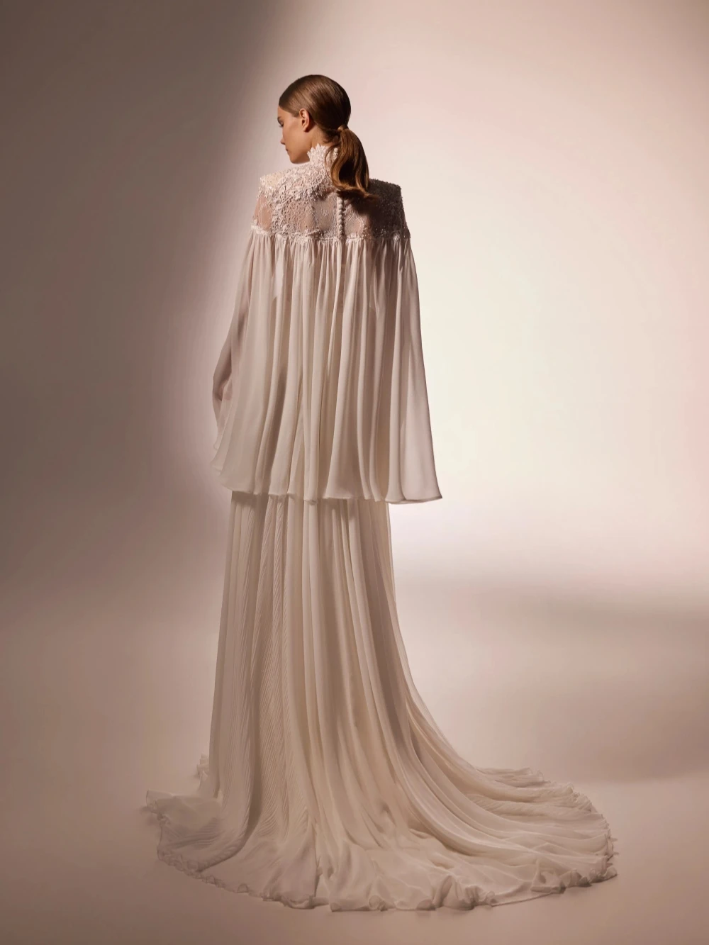 Abito da sposa con perle lucide e perline con giacca con applicazioni in pizzo Abito da sposa personalizzato con scollo a cuore affascinante per la sposa