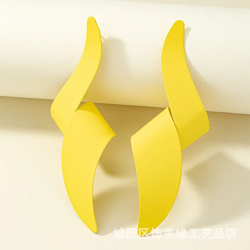 Modern Jewelry Twist Drop Earrings Europe United States Personality Modern Design Big Metal Yellow Long Earrings For Women Gift