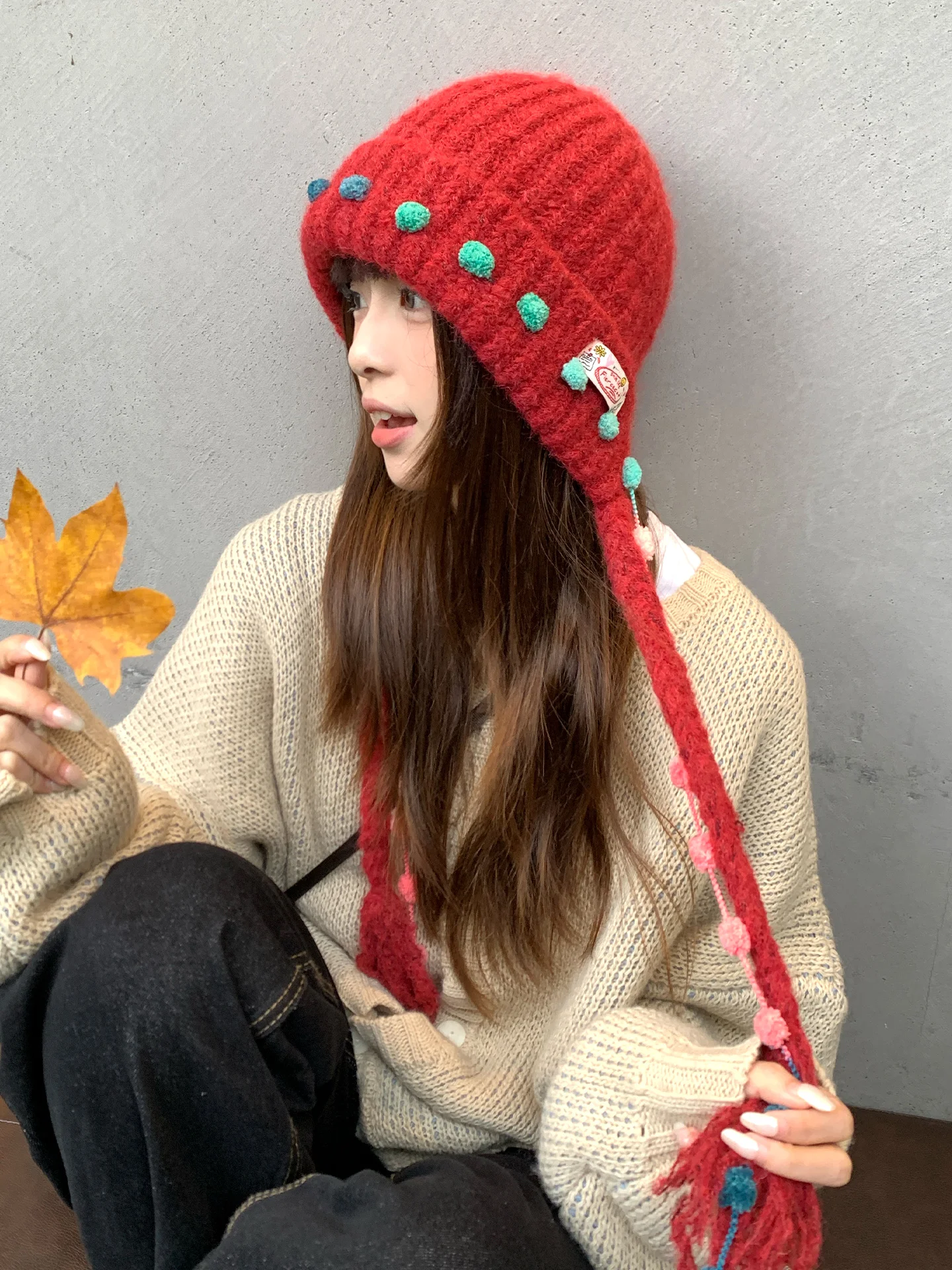 Niedliche pelzige Strickmütze mit Kugelquaste für Winterwärme, Ohrenschützer und Kopfbedeckung mit Riemen