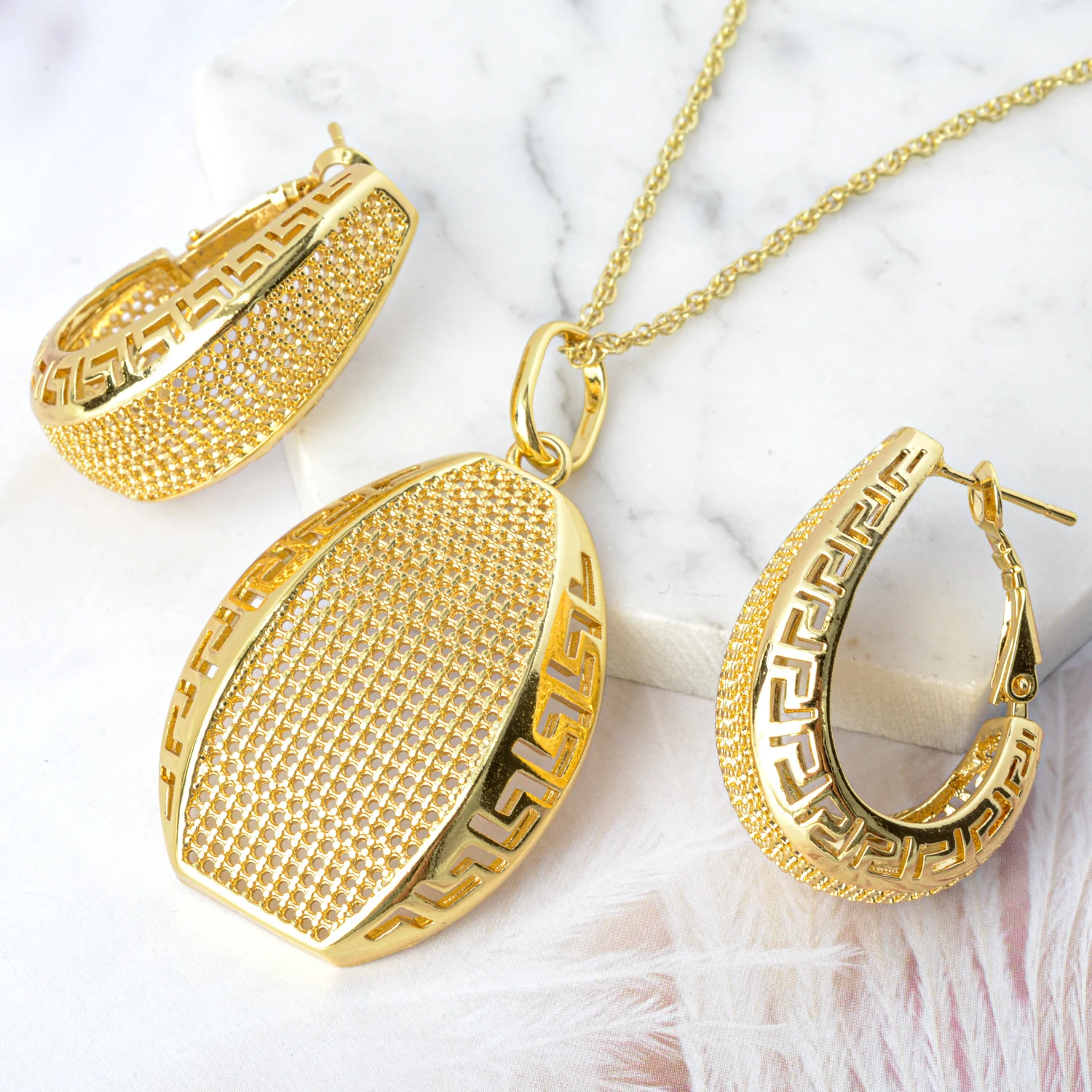 

Dubai Turkey 18K Gold Plated 2pcs Set Copper Pendant Necklace Earrings Set Jewelry Accessories Bridal Wedding Gifts