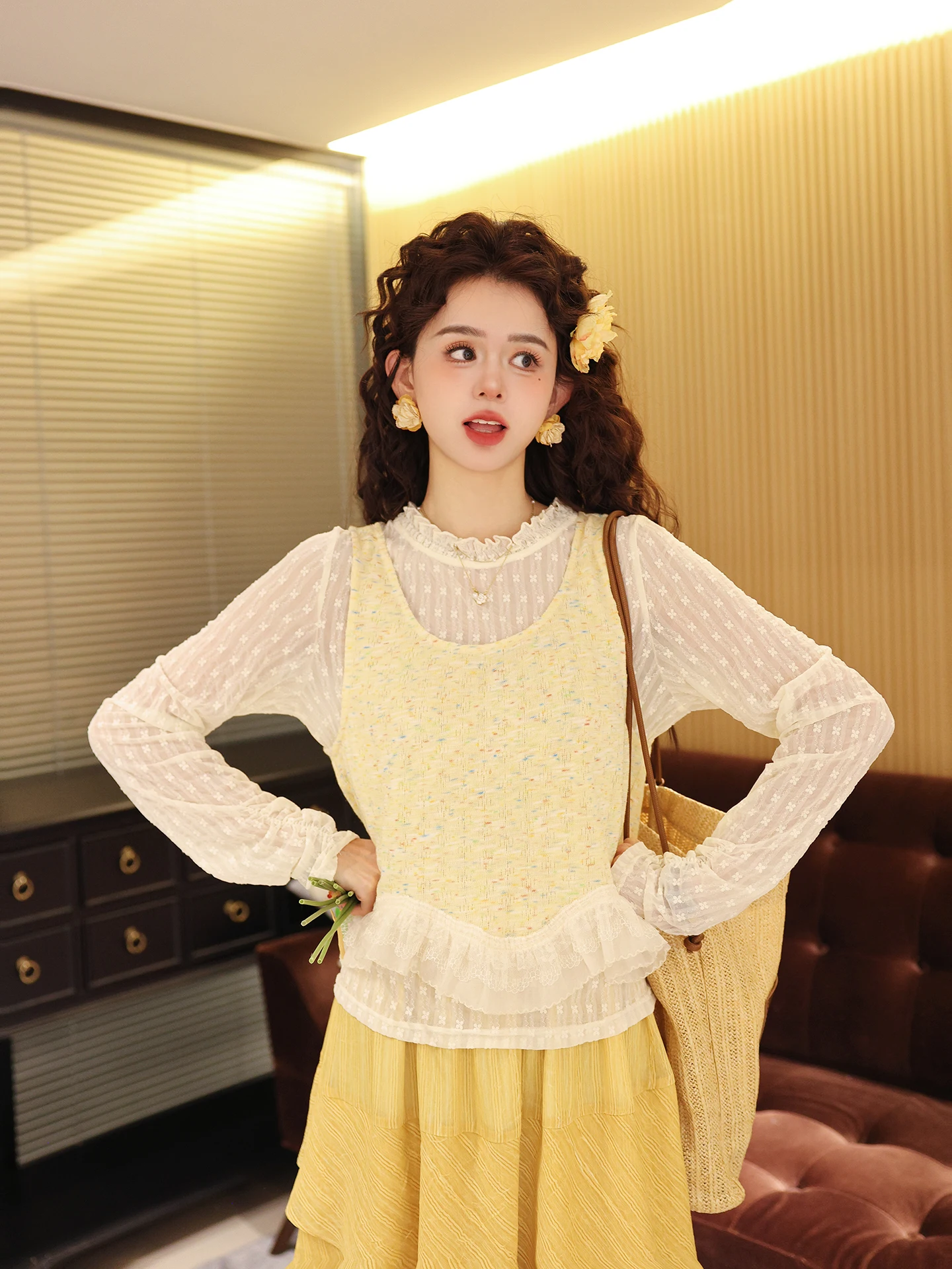 

Комплект из двух предметов Chen Jiajie Sparkling Bloom: вязаный жилет и универсальная кружевная футболка для многослойных образов, модный ретро-стиль, ранняя весна