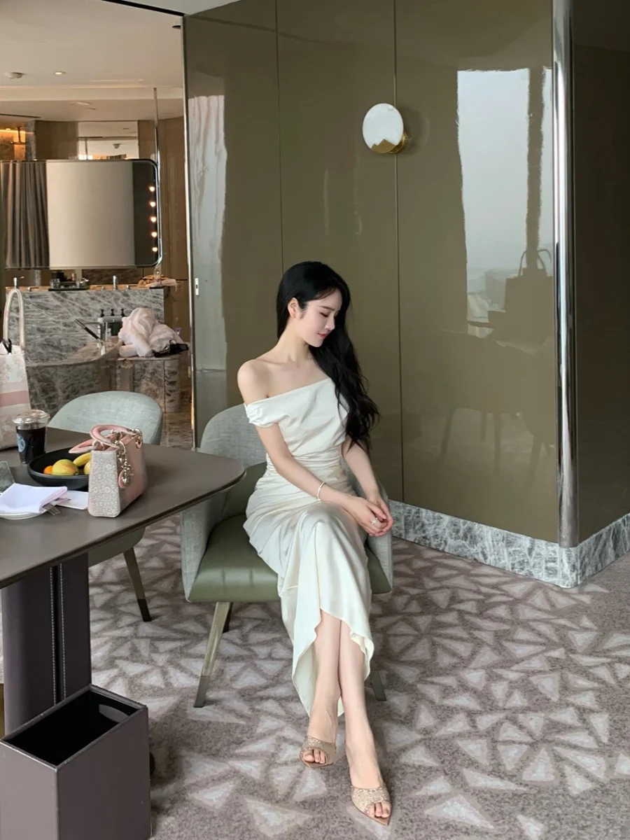 กระโปรงยาวทรงเข้ารูปเอวสูง ผ้าซาตินเนื้อนุ่ม รุ่น Dr One oulder จับจีบ พร้อมซิปด้านหลัง สำหรับผู้หญิง