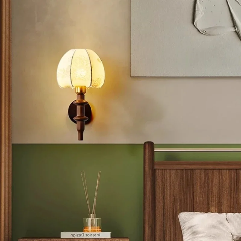 

персонализированная и креативная спальня из цельного дерева, прикроватная лампа в американском стиле, гостиная в стиле ретро, декоративная лампа на фоне.