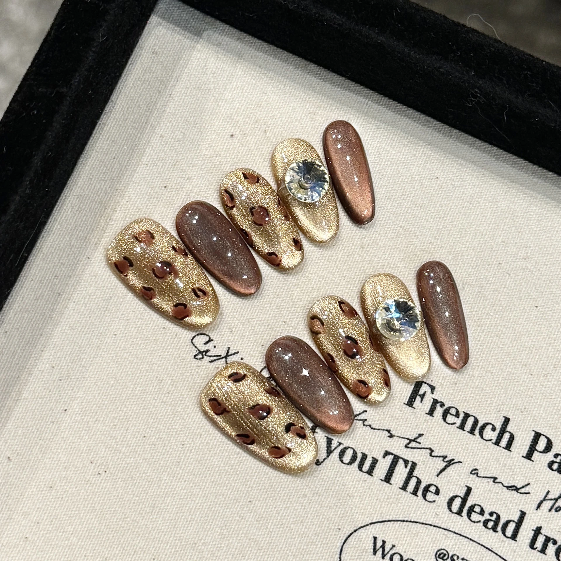 10 قطعة الخريف الشتاء المبهر الذهبي ليوبارد طباعة العنبر الشمبانيا عيون القط اليدوية الصحافة على الأظافر أظافر صناعية نونية