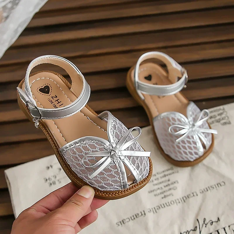Sandały dziecięce dla dziewczynek na lato 2025, nowa moda, styl koreański, miękka podeszwa, antypoślizgowe, uniwersalne, słodkie buty księżniczki z kokardką.