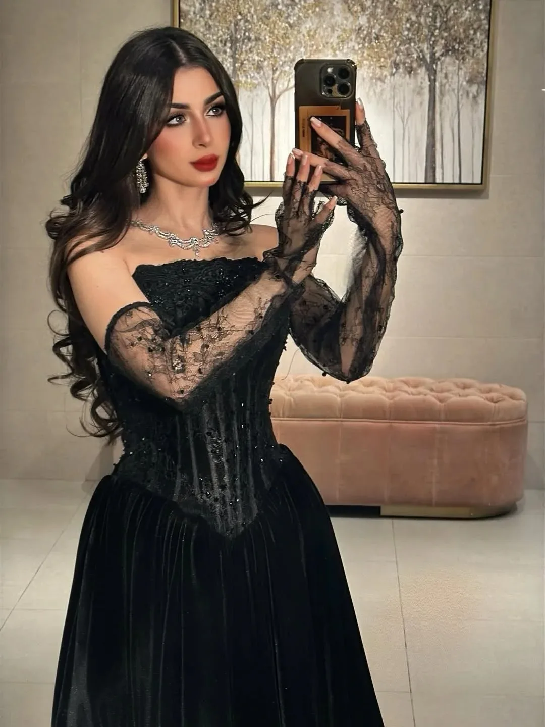 Enchant Maßgeschneiderte Saudi-Abschlussballkleider in Schwarz mit langen Ärmeln, trägerlos, plissiert, Spitze, Perlenverzierung, Partykleider, bodenlanges Abendkleid