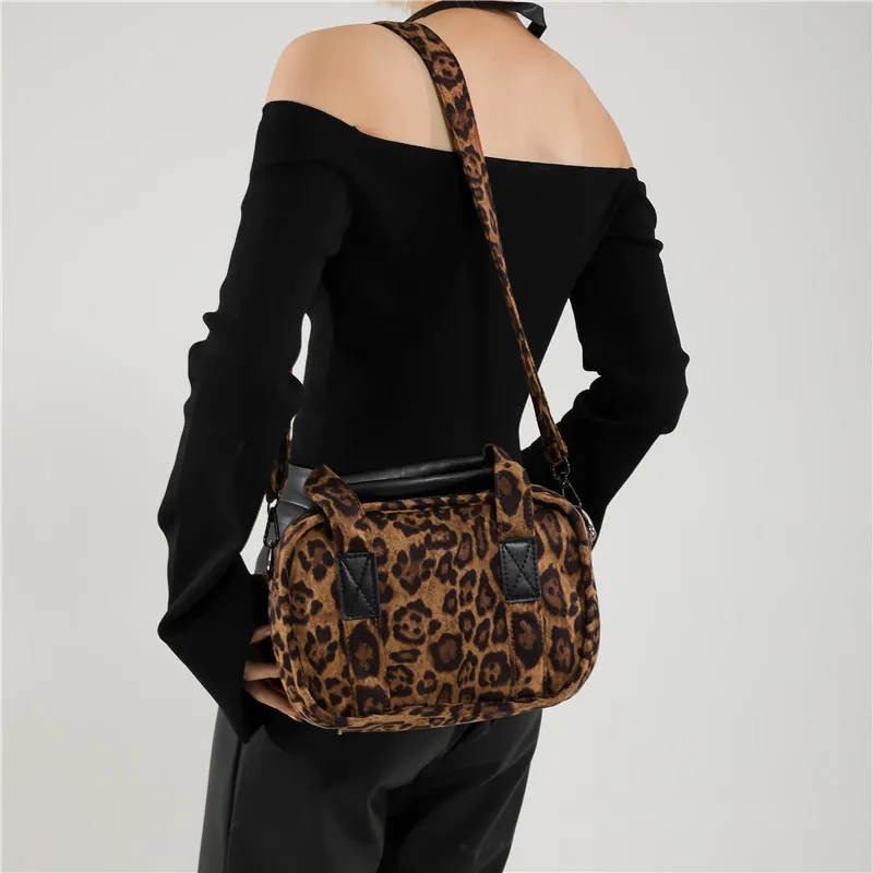 Women's Bag Retro Portable Pillow Bag 2025 Autumn New High-end Versatile Fashion Shoulder Messenger Bag image 3