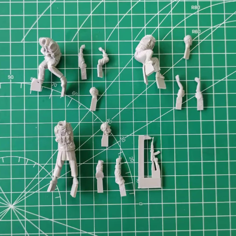 Figurenmodellbausatz aus Druckgussharz im Maßstab 1:35 Civil Militia Corps, 3 Figuren, unmontiert und unbemalt