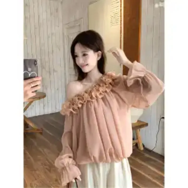 Modieus en zacht stijl retro opgerolde rand schuine schouder shirt met lange mouwen voor dames herfst losse off-shoulder top