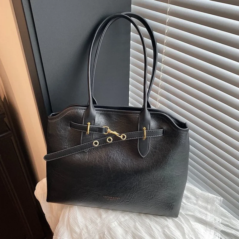 

Винтажная кожаная сумка-мессенджер для женщин в элитном парижском стиле с уникальным логотипом и вместительностью