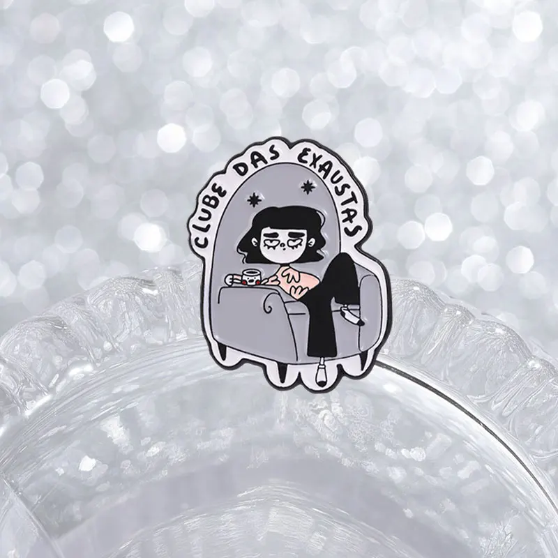 Clube Das Exaustas Zitat Emaille-Abzeichen Müdes Mädchen Sofa Kaffee Cartoon-Stil Legierung Anstecknadel Brosche Schmuck Geschenke für Introvertierte – Detail 5
