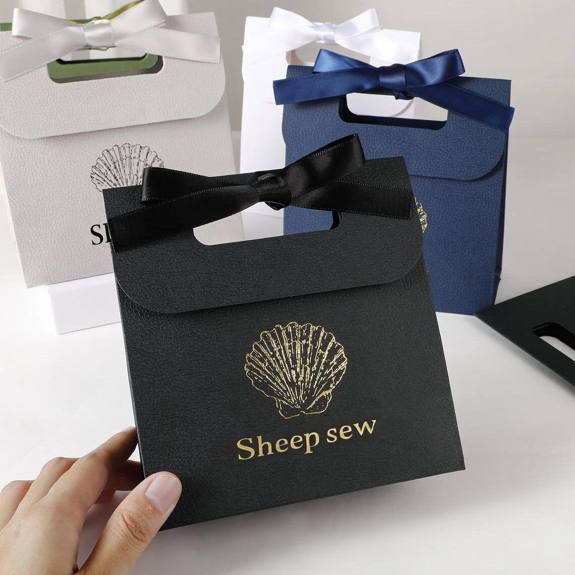 

Sheepsew 50/100 шт. настраиваемые черные бумажные пакеты с принтом, упаковка для ювелирных изделий, свадебные подарочные пакеты для шоколадных конфет