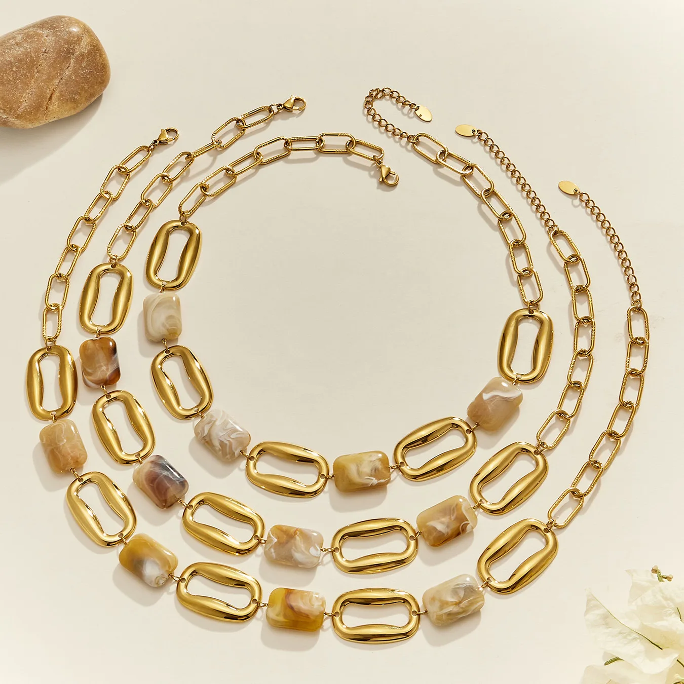 Chunky Statement-Halskette, 18k vergoldeter Edelstahl, Marmor-Harz-Verbindung, hohle ovale Gliederkette, Halsketten, Kragen-Schmuck – Detail 7