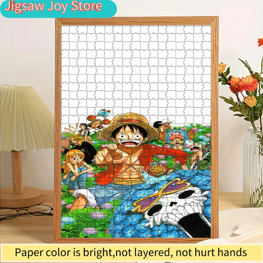 

Пазл из художественной бумаги с изображением команды пиратов из One Piece в весёлой позе, на фоне пышного поля гортензий, аниме-пираты