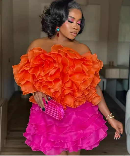 Dziewczęca pomarańczowo-fuksjowa mini suknia wieczorowa bez ramiączek z falbaną na przyjęcie koktajlowe powyżej kolan