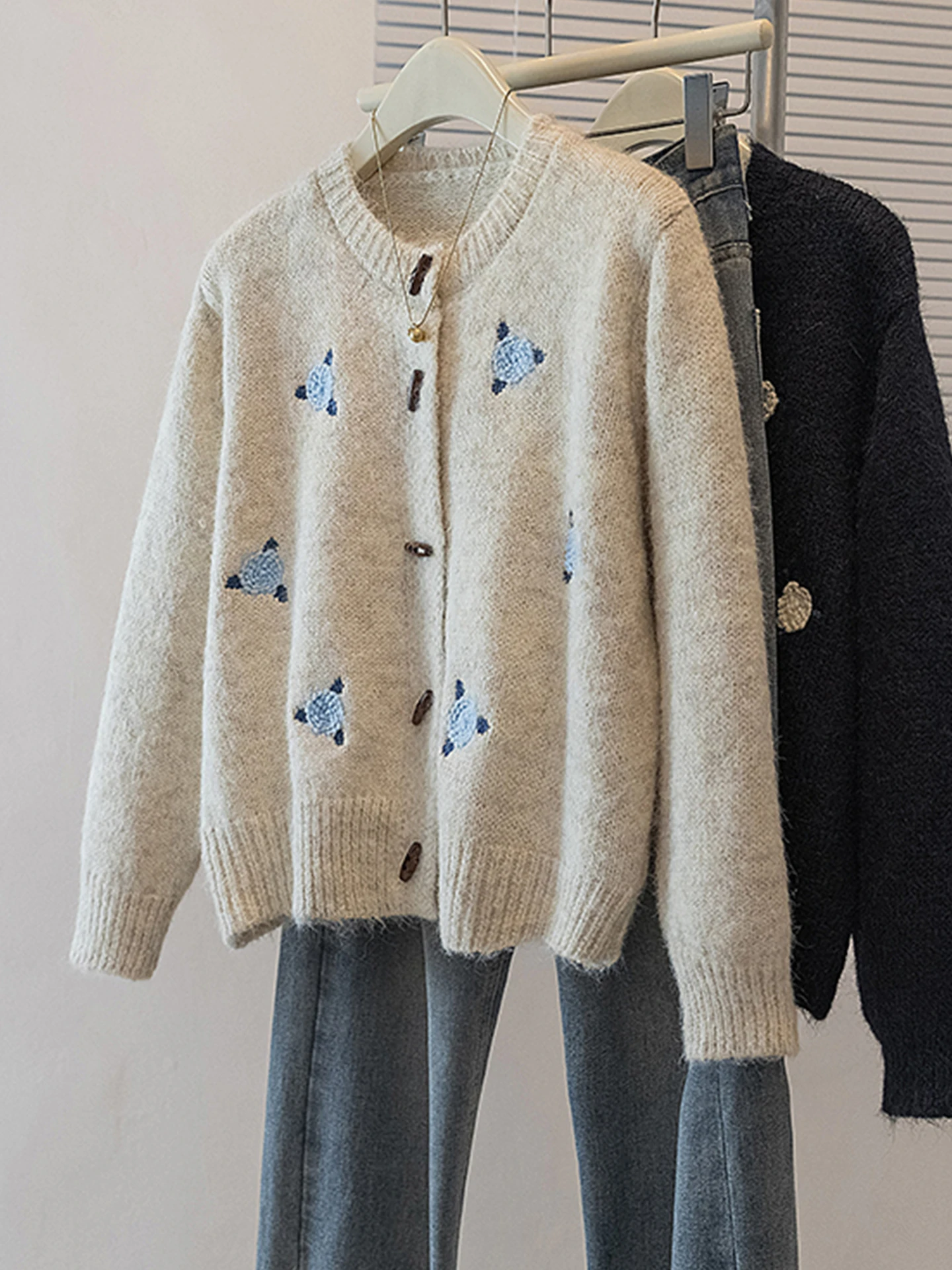 

Корейский вязаный кардиган с вышивкой, утепленный, женский, осенний, больших размеров, мягкий, милый, с длинными рукавами, свитер-жакет