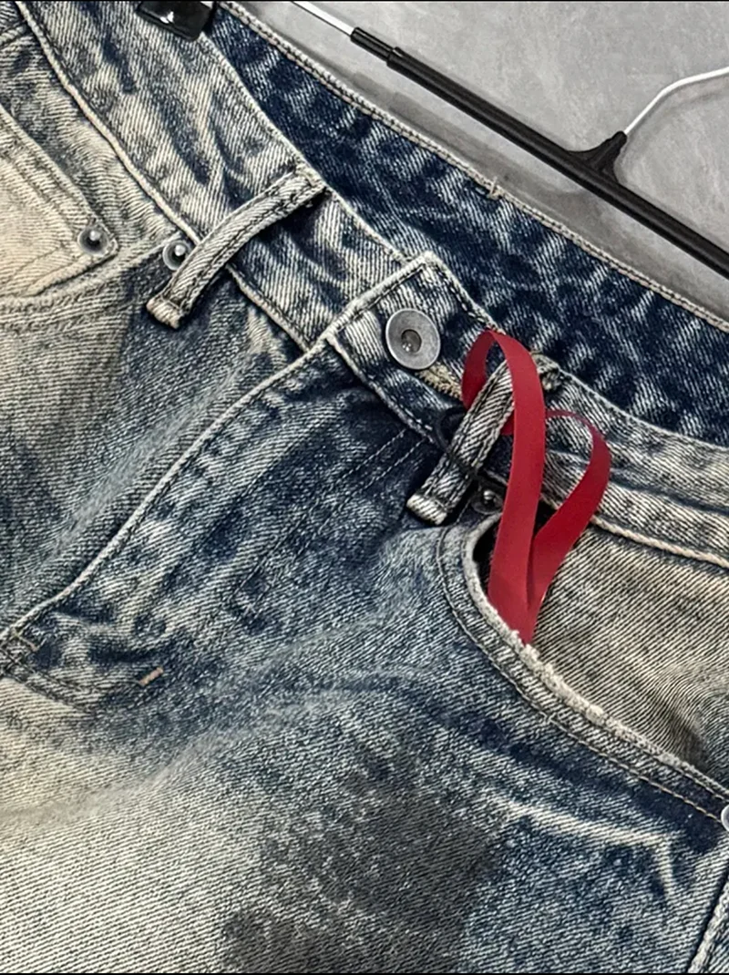 Calças Jeans Desgastadas Estilo Parisiense com Patches e Efeito Desbotado, Corte Reto Solto com Detalhes de Corte a Fio para ...