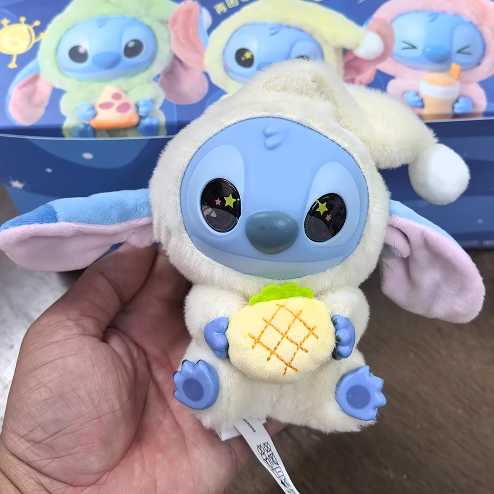 ตุ๊กตาสติทช์ รุ่นใหม่ ปี 2025 ขนาด 15 ซม. ชุด "กินอย่างน้อยก่อนนอน" ตุ๊กตาบลายด์บ็อกซ์น่ารัก ของเล่นนุ่มนิ่ม จี้ห้อยน่ารัก ของขวัญเซอร์ไพรส์สุดลึกลับ