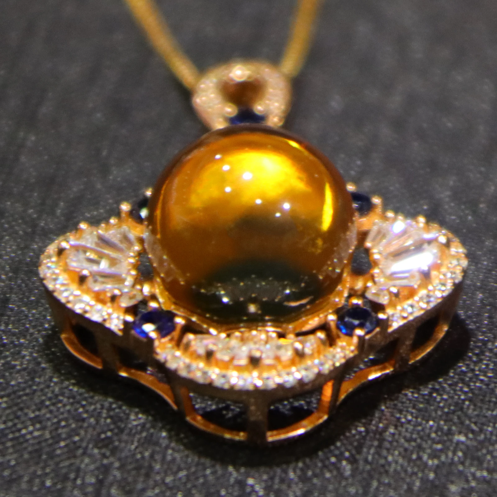 12mm ナチュラル ブルー アンバー ペンダント ネックレス ケルト クローバー ベゼル付き - 彼女の親友への完璧な記念日ギフト