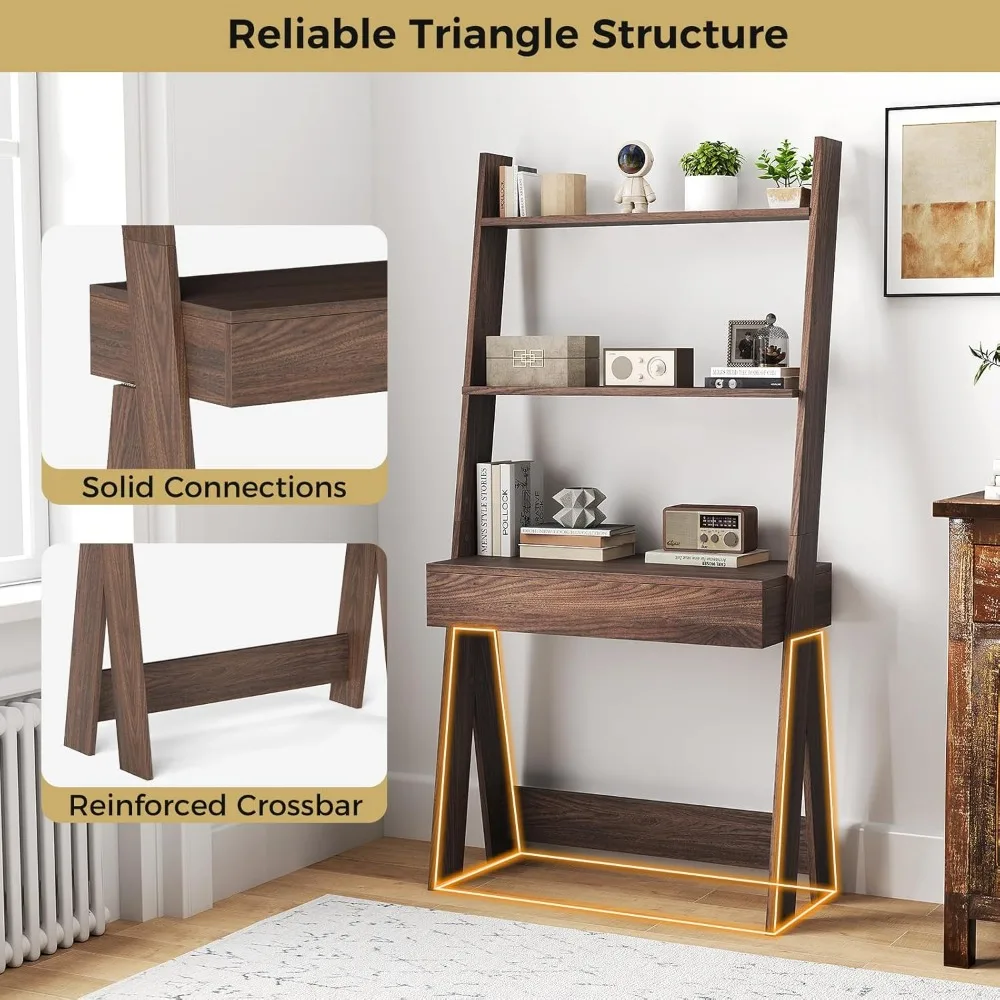 جزيرة مطبخ كبيرة جدًا من الخشب المطاطي الصلب مع منافذ كهربائية، وسطح عمل واسع، وأدراج تخزين وأرفف مفتوحة