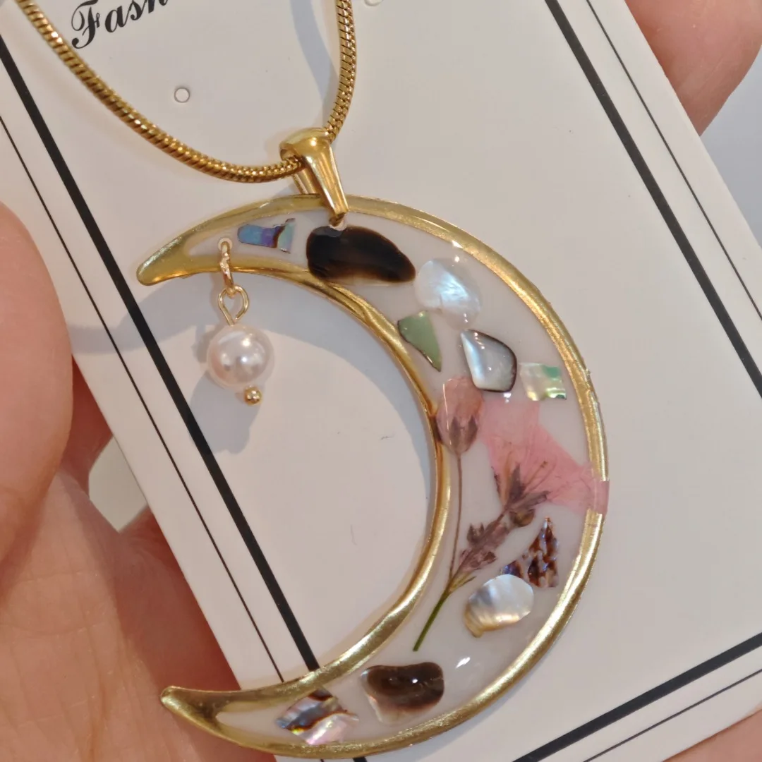 

3220 Wholesale Vintage Real Dried Flower Big Moon Shell Pearl Necklace Eternal Flower Plant Specimen Stainless Steel Neck Chain