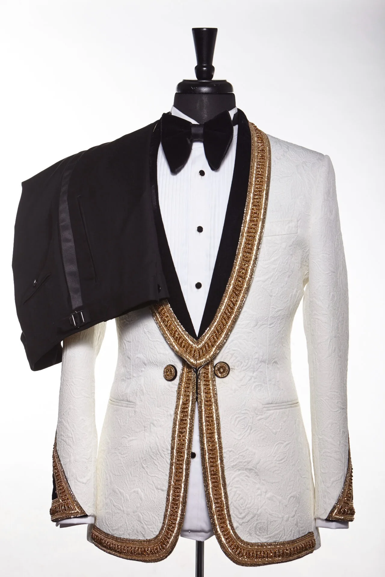 Luxury White Jacquard Black Velvet Shawl Lapel Men's 2 Piece Suit with Gold Beaded Trim Matching Trousers Wedding CustomizedM264