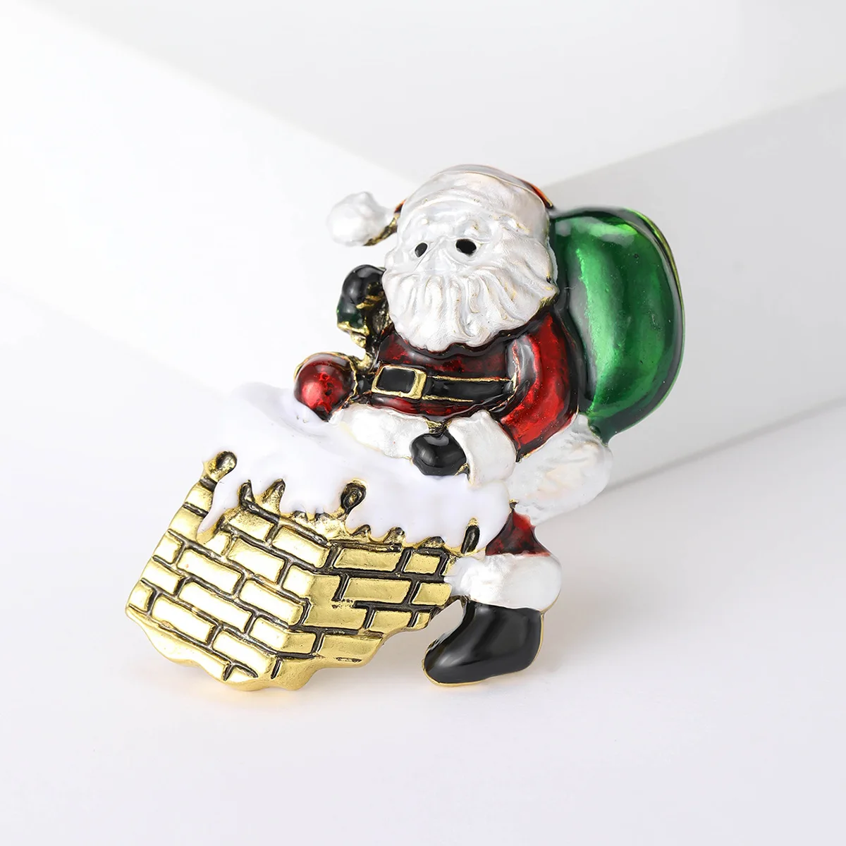 New Creative Alloy Dripping Oil Climbing Chimney Santa Brooch Fashionable and Simple Holiday Clothing Accessories 