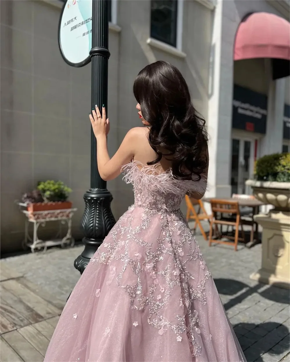 Sansa Gliiter Ball Gown فساتين سهره فاخره 2023 Shiny Light Pink فساتين السهرة Luxury Feather Neckline Prom Dresses