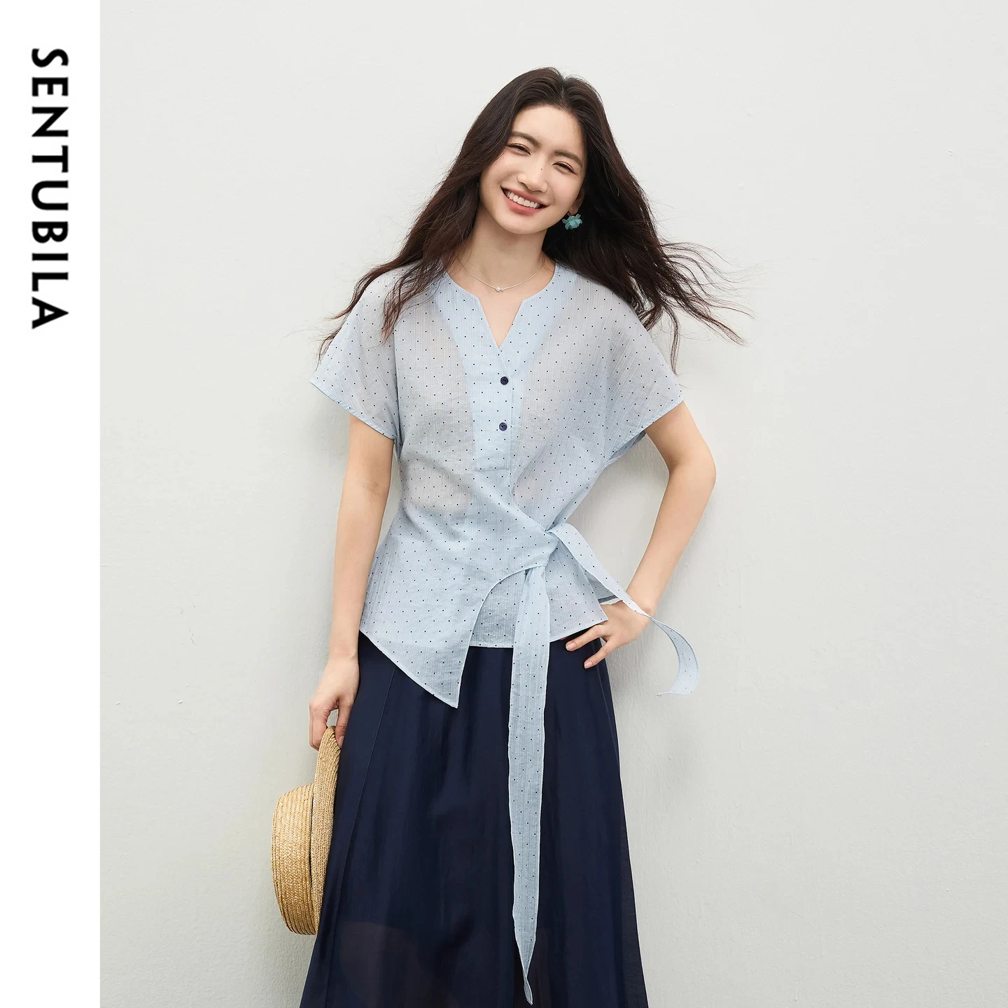 

Женская блузка SENTUBILA из текстурированного шифона с принтом в горошек, модная, с V-образным вырезом, завязками на талии, асимметричным подолом, коротким рукавом, 162VB5408