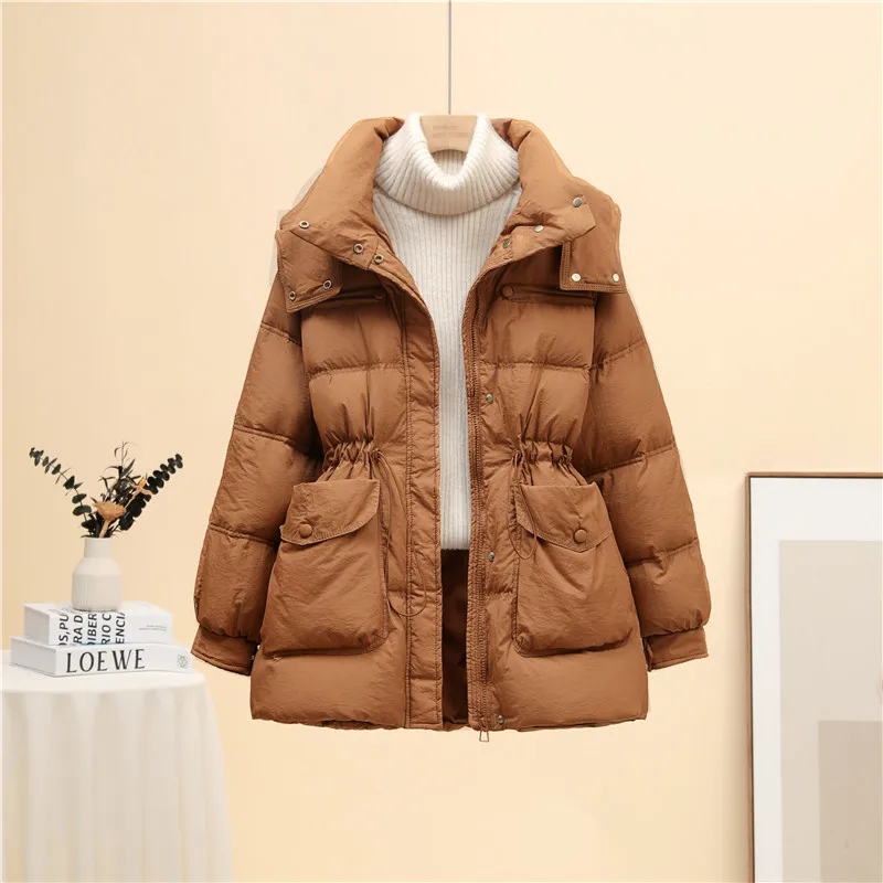 

Женский пуховик: толстый, с капюшоном, стильный, с эффектом утяжки талии, моделирующий фигуру и обеспечивающий отличное сохранение тепла.