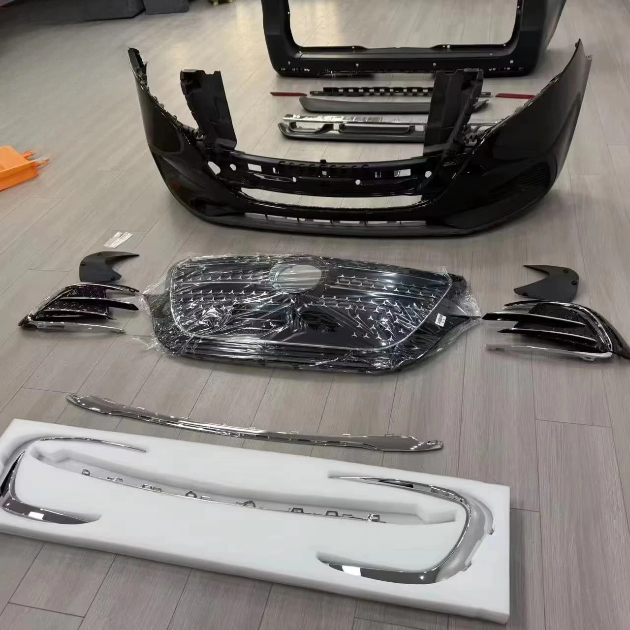 

Upgraded 24 V AMG front and rear bumpers for Benzs V cars with Amg grille body kit 2016-2019