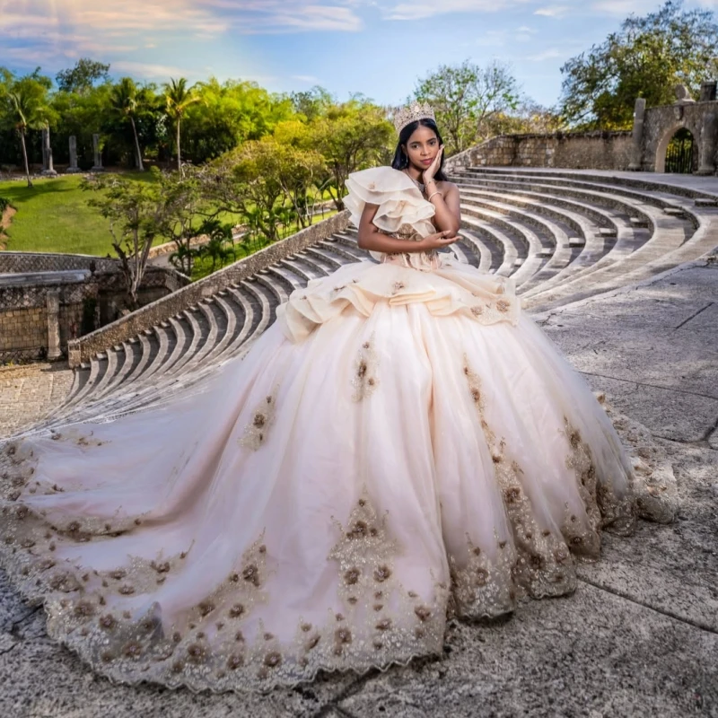 

champagne Shiny Ball Gown Quinceanera Dresses Applique Flower Beading Crystal Tiered Tull Corset Off The Shoulder Sweet 16 vesti