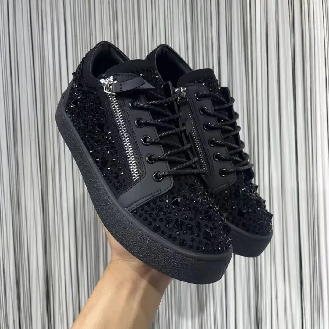 

Новая европейская мужская обувь 2025 года, повседневная модная обувь с заклепками, популярная универсальная обувь со стразами