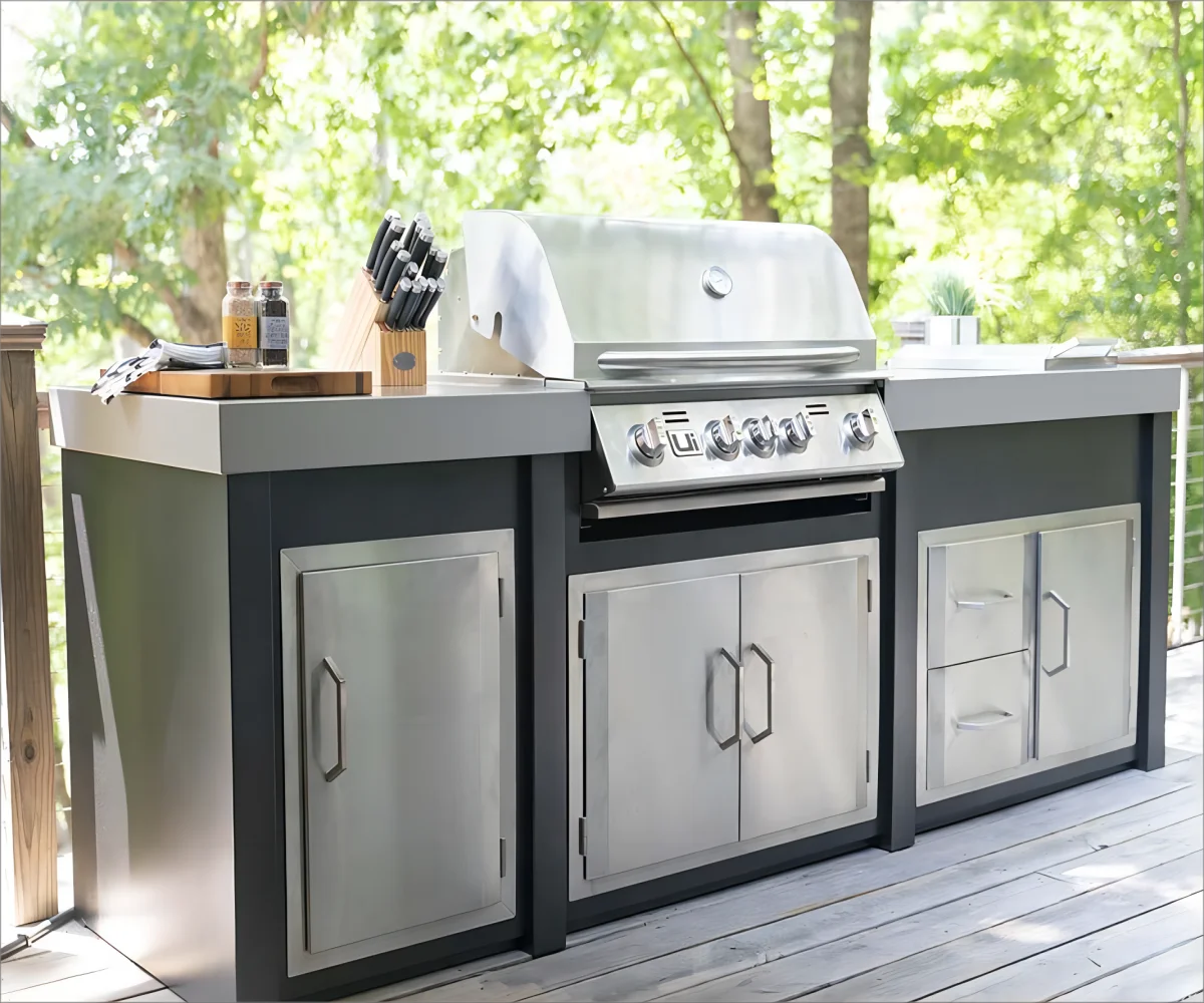 Maßgefertigte Metall-Edelstahl-Outdoor-Küche BBQ-Insel Modulares Holzmaserung-Outdoor-Küchenset mit Spüle und Grill