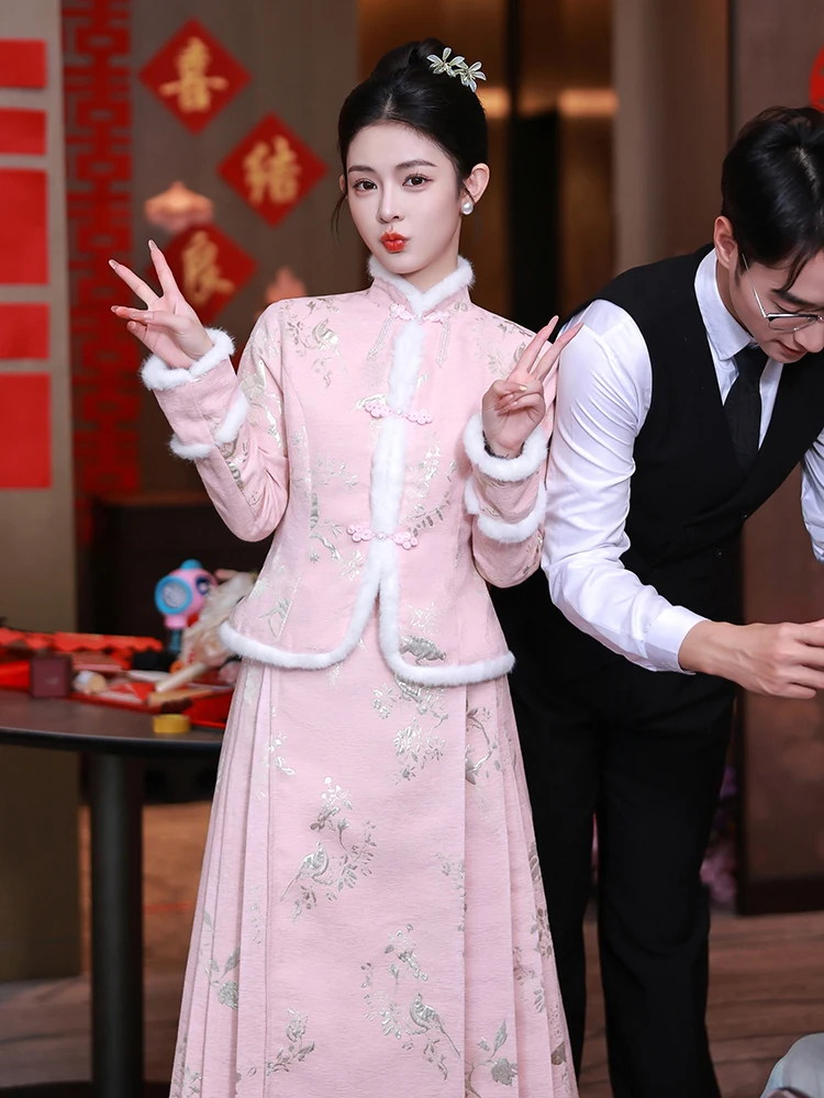 

Новый китайский зимний утепленный комплект: пальто и платье для невесты в стиле Гунфу, розовое, с цветочной вышивкой, на молнии