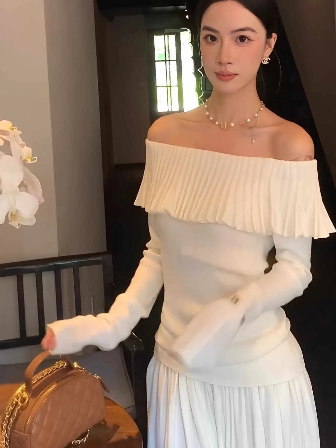 เสื้อไหมพรมถักไหล่เดียวสีน้ำตาลอ่อน ดีไซน์หวานซ่อนเปรี้ยว สไตล์เกาหลีใหม่ล่าสุดสำหรับผู้หญิง ฤดูใบไม้ร่วง ทรงเข้ารูป ดูผอมเพรียว ระดับไฮเอนด์ แขนยาว