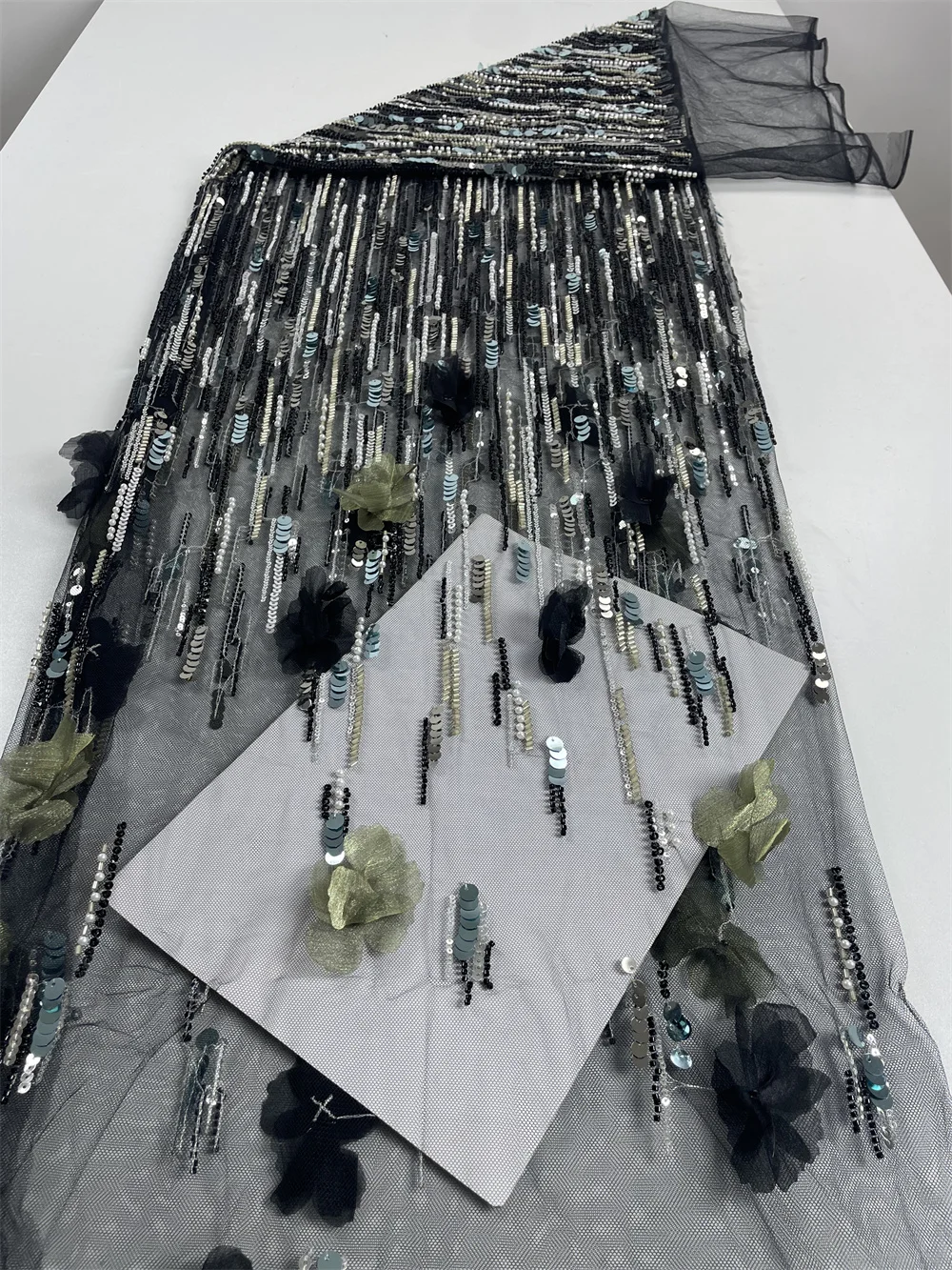 Lussuoso tessuto di pizzo africano nigeriano con perline 2025 Tessuto di pizzo francese con ricamo floreale con paillettes di alta qualità per abito da cucire