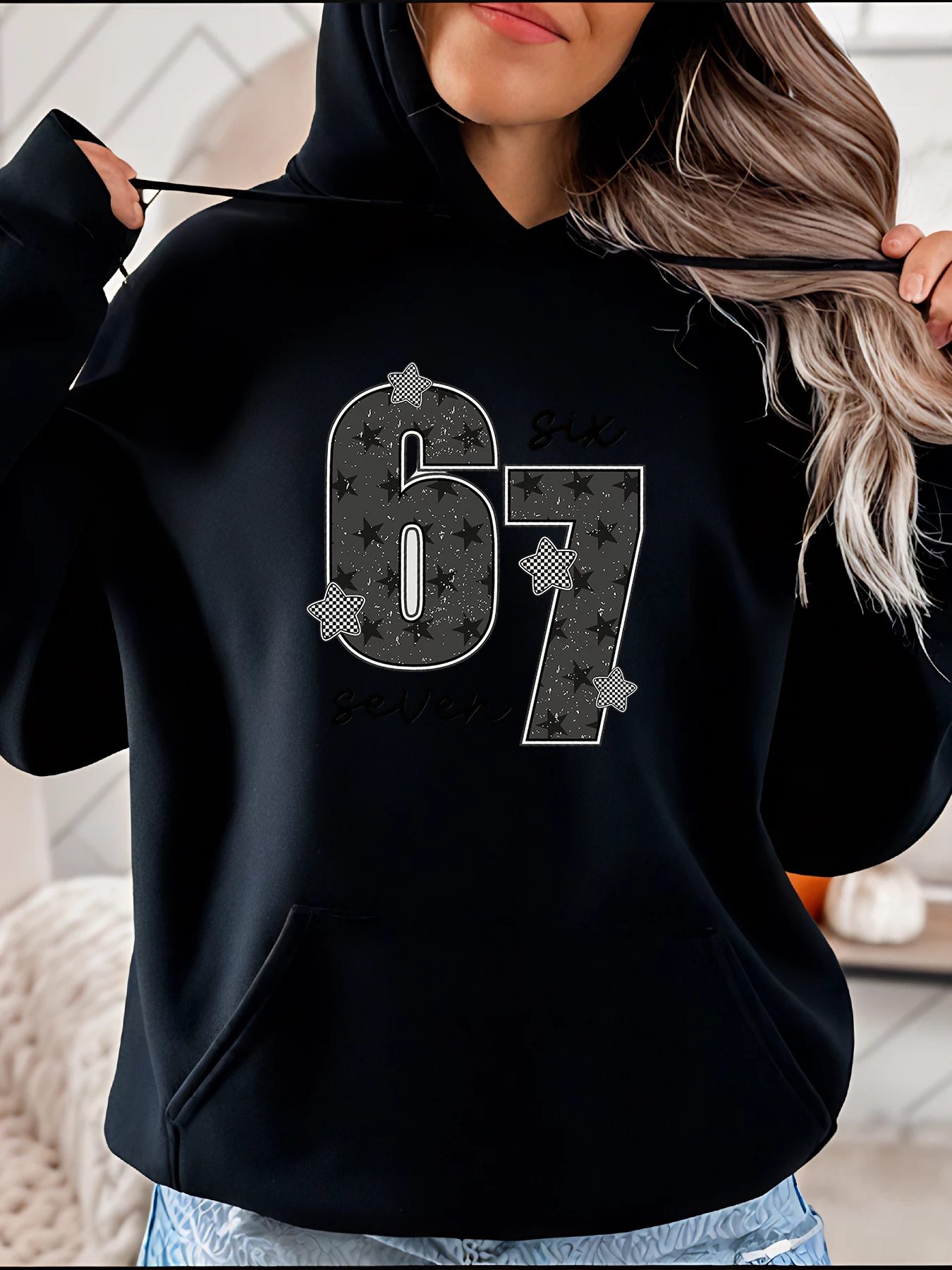 Sudadera con capucha negra para mujer con estampado de 67 estrellas, sudadera informal para uso diario y estilo de moda