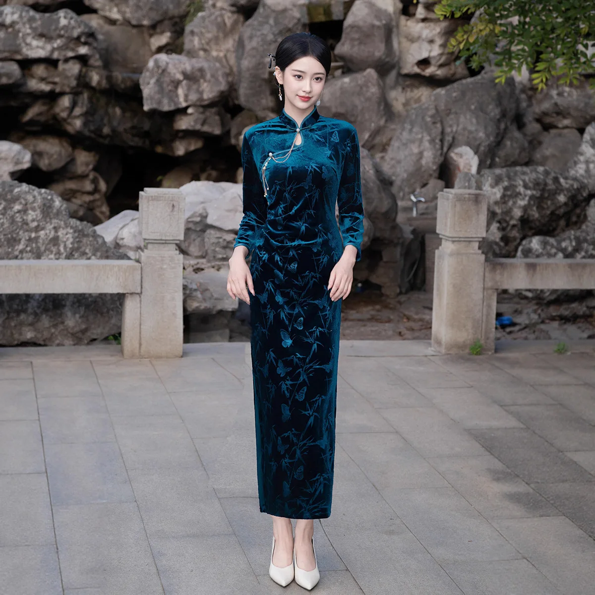 

Autumn and Winter Qipao Velvet Long Sleeved Temperament Slimming Improvement Retro New Chinese Style Long Elegant Qipao Dress