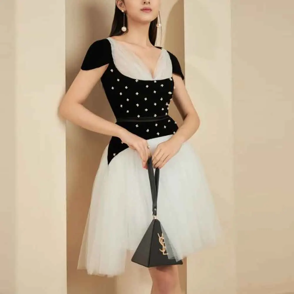 فستان كوكتيل رسمي بأكمام قصيرة متواضع مخصص ورقبة على شكل حرف V وحفلات التخرج بطول الركبة فساتين بيبلوم