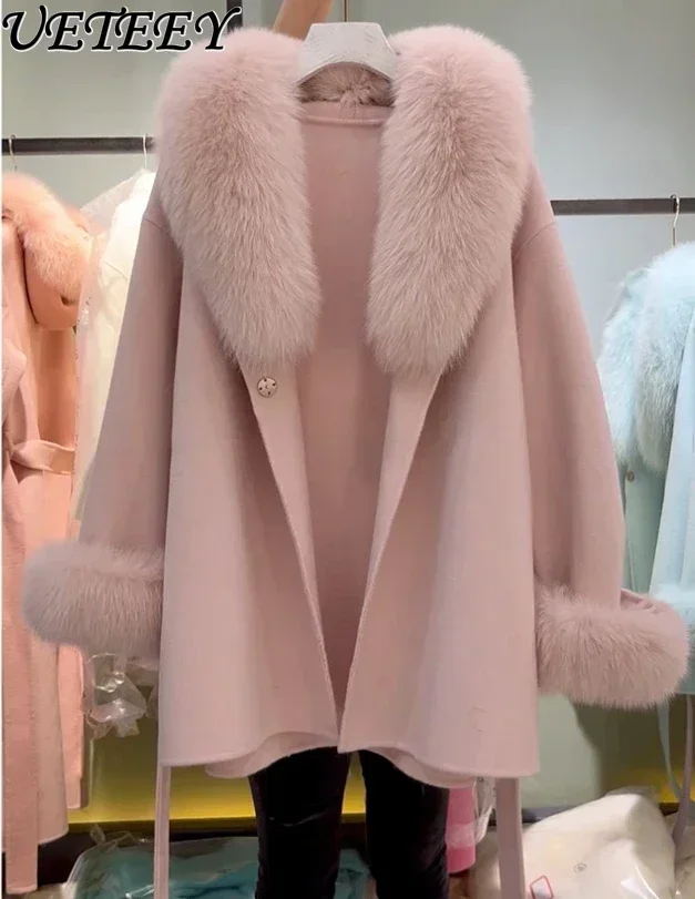 Cappotto di lana con collo in pelliccia rosa di fascia alta Autunno e inverno Nuovo cappotto di media lunghezza rosa unico in lana spessa stile coreano per le donne