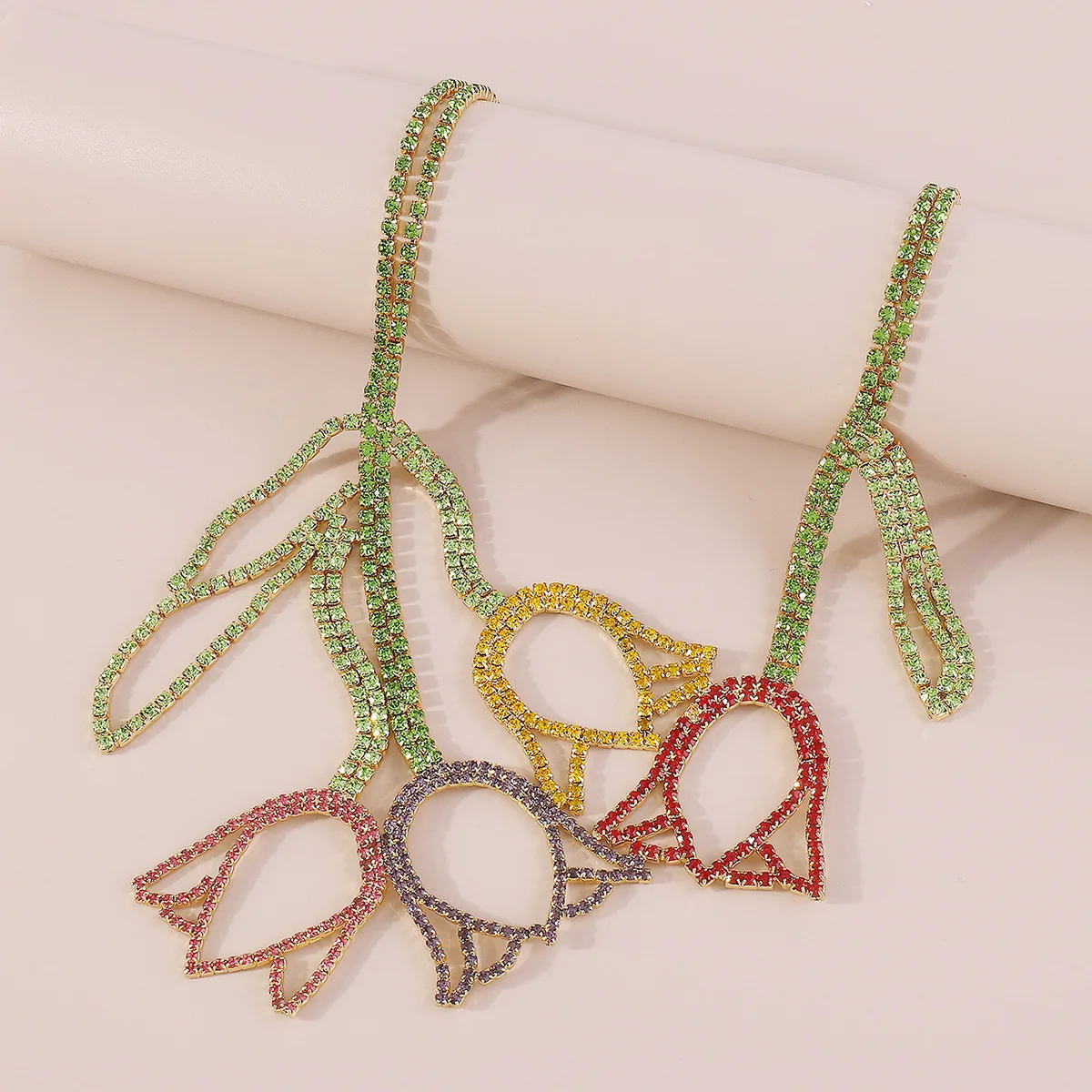 Exaggerated crystal necklace, fashionable commute, Tulipa × Gesneriana design collar for women