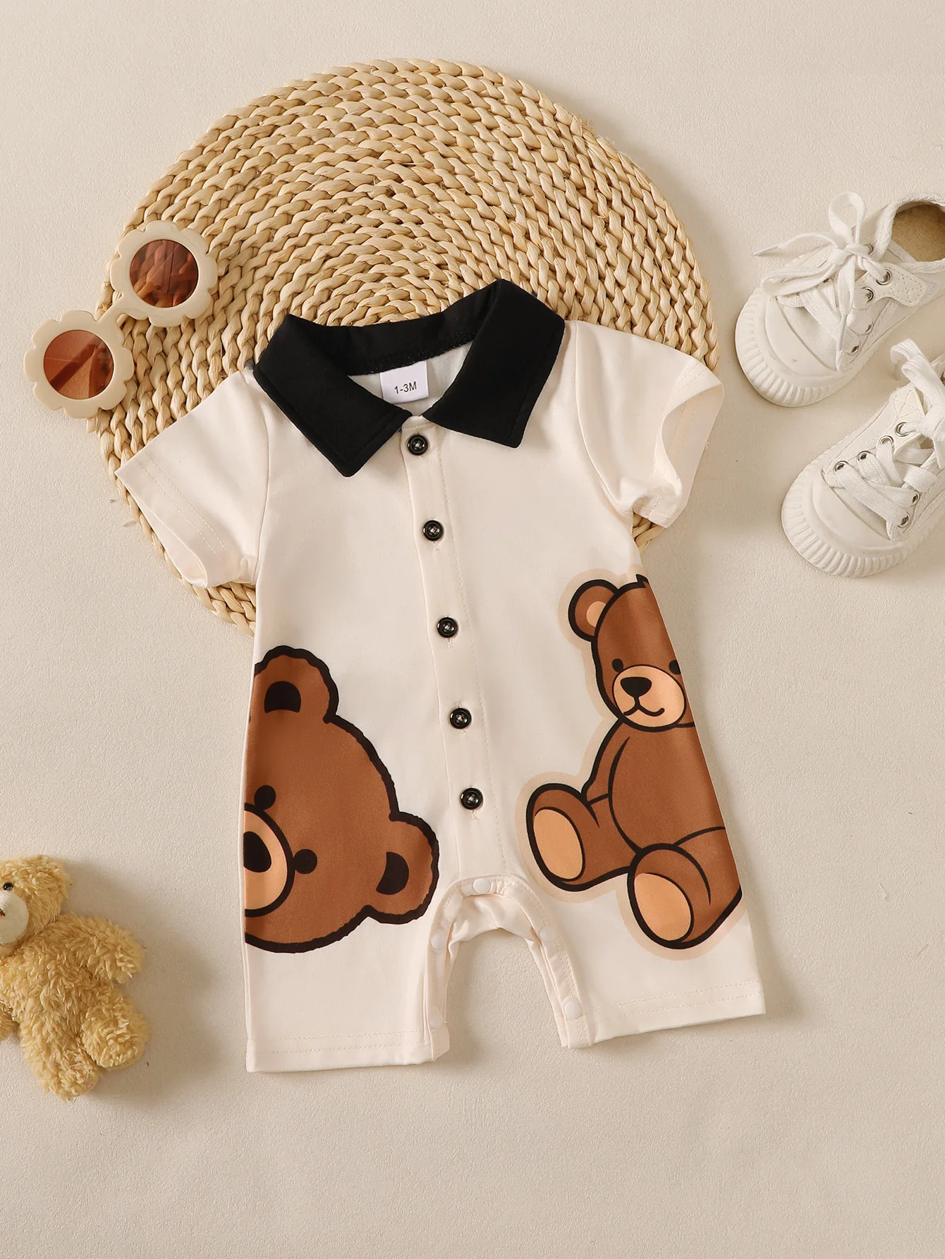 Sommerlicher Baby-Strampler für Jungen mit niedlichem Cartoon-Bärenmuster, kurzärmelig, weich und bequem, geeignet für tägliche Freizeitausflüge im Innenbereich. – Detail 1