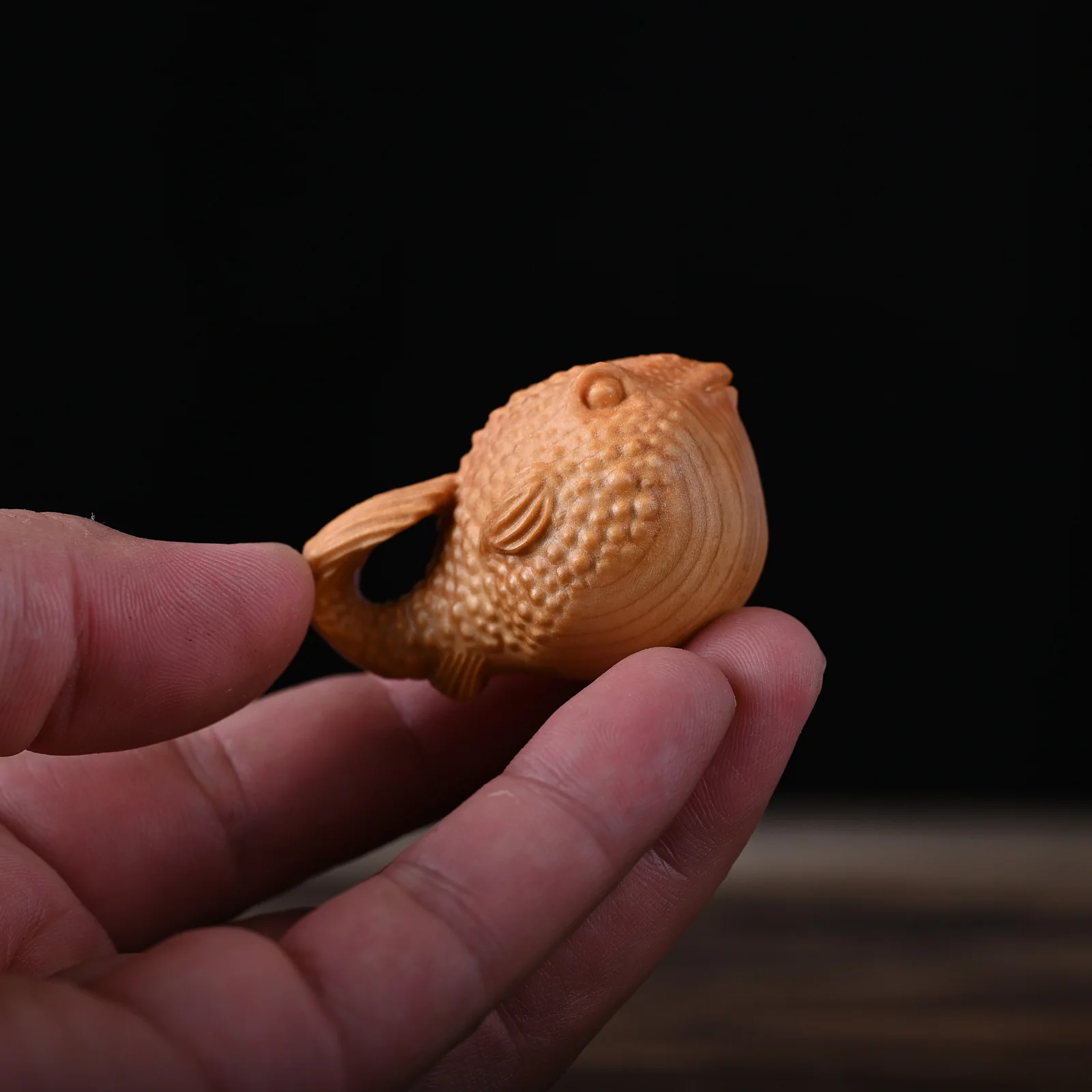 

Cliff Cypress Wood Carving Angry Pufferfish Statue Mini Cute Cartoon Animal Ornament Creative Home Wood Carving Crafts Fun Gift