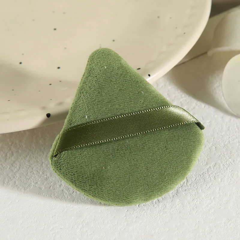 50 個抹茶色三角形ベルベットパウダーパフソフトルースパウダーパフ 7*6.8*1 センチメートルミニメイクスポンジ女性美容用品