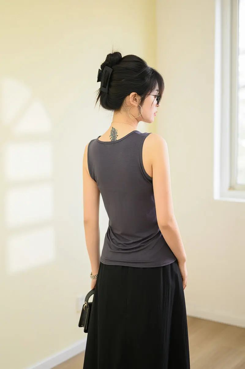 Рисунок 2 - Женский жилет больших размеров из модала 2025 года