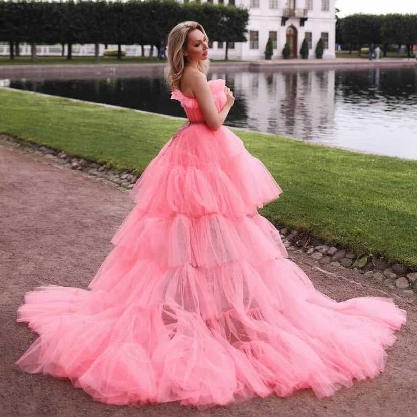 Roze Gezwollen Tule Prom Feestjurken Hoge Lage Gelaagde Mesh Formele Jurk Strapless Sweep Trein Elegante Bruiloft Gasten Jurk Op Maat